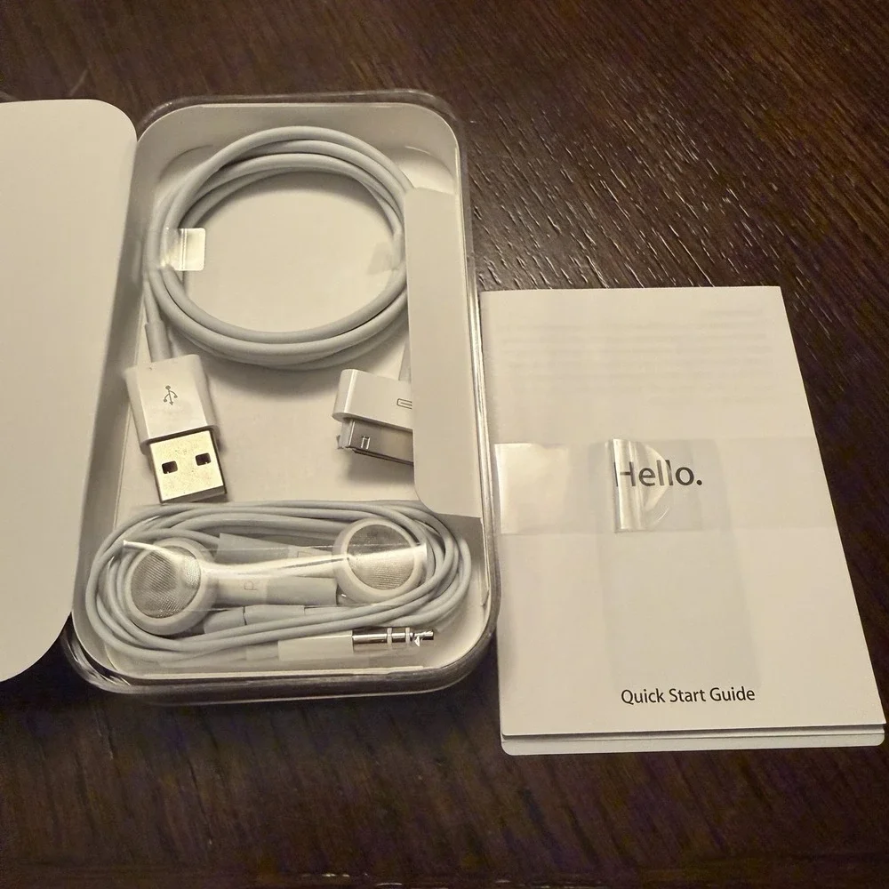 Apple iPod Touch 4th Gen 16GB White ME179LL/A - BUNDLED